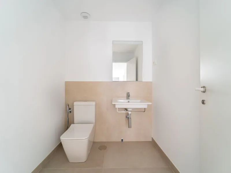 Brand new south facing penthouse duplex, located in the exclusive urbanization of Stupa Hills. The property consists of hall, 3 bedrooms with built-in wardrobes and electric blinds, bathroom and guest toilet, open plan kitchen fully furnished and equipped