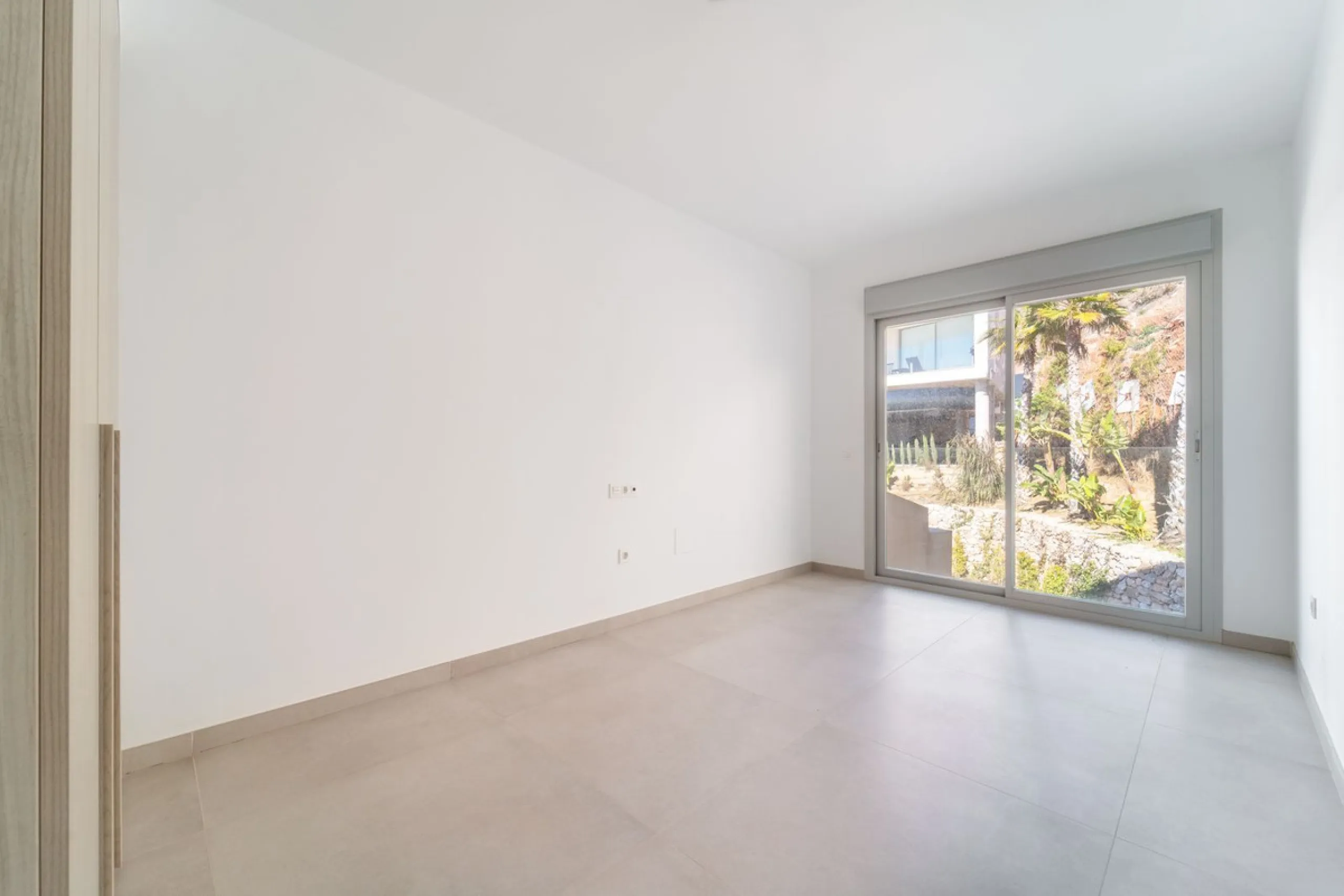 Brand new south facing penthouse duplex, located in the exclusive urbanization of Stupa Hills. The property consists of hall, 3 bedrooms with built-in wardrobes and electric blinds, bathroom and guest toilet, open plan kitchen fully furnished and equipped