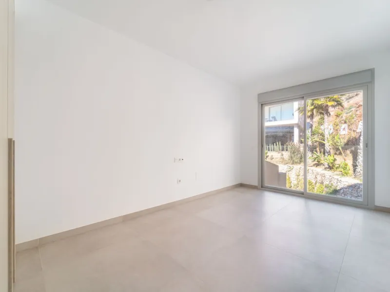 Brand new south facing penthouse duplex, located in the exclusive urbanization of Stupa Hills. The property consists of hall, 3 bedrooms with built-in wardrobes and electric blinds, bathroom and guest toilet, open plan kitchen fully furnished and equipped