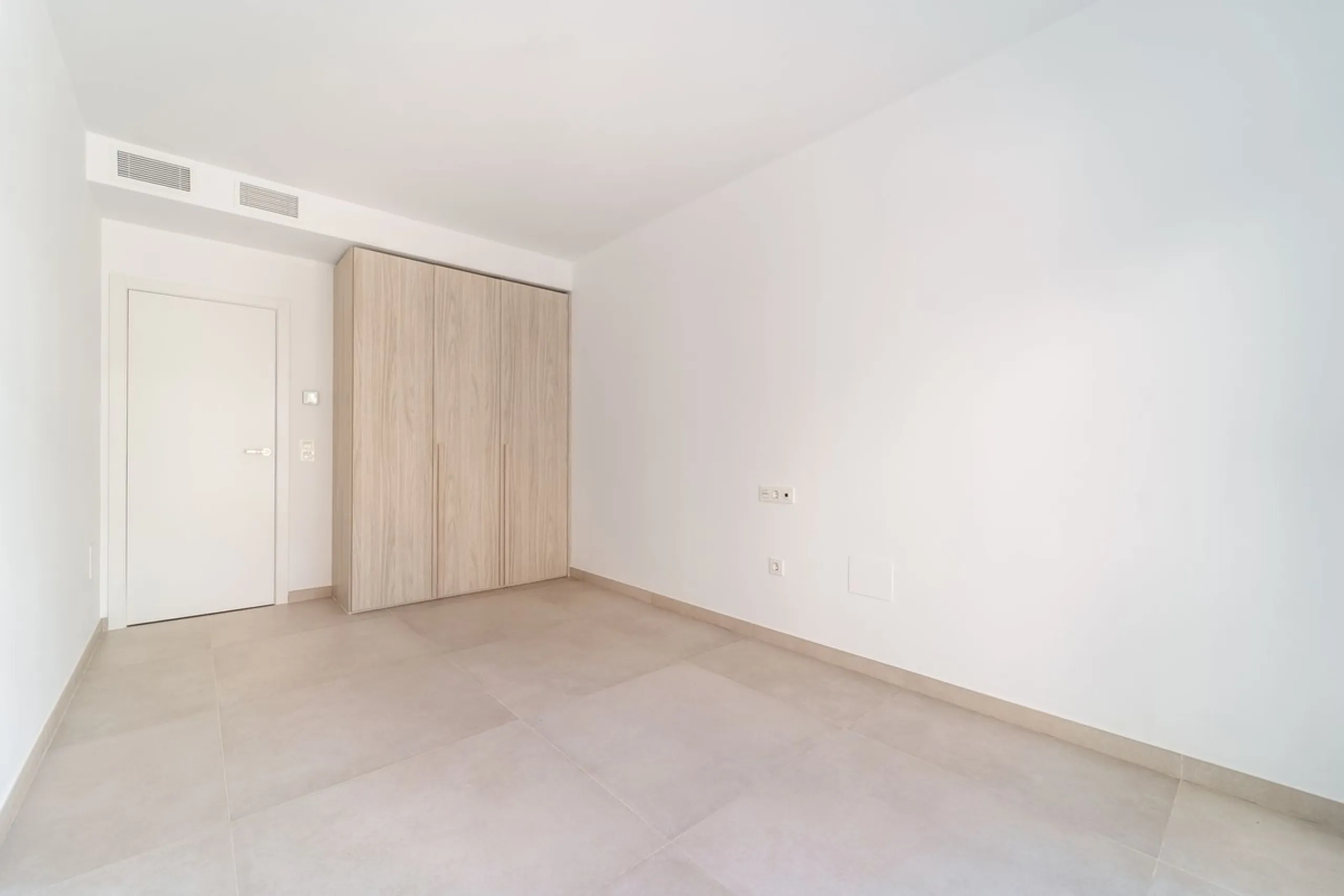 Brand new south facing penthouse duplex, located in the exclusive urbanization of Stupa Hills. The property consists of hall, 3 bedrooms with built-in wardrobes and electric blinds, bathroom and guest toilet, open plan kitchen fully furnished and equipped