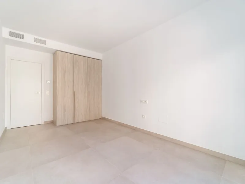 Brand new south facing penthouse duplex, located in the exclusive urbanization of Stupa Hills. The property consists of hall, 3 bedrooms with built-in wardrobes and electric blinds, bathroom and guest toilet, open plan kitchen fully furnished and equipped