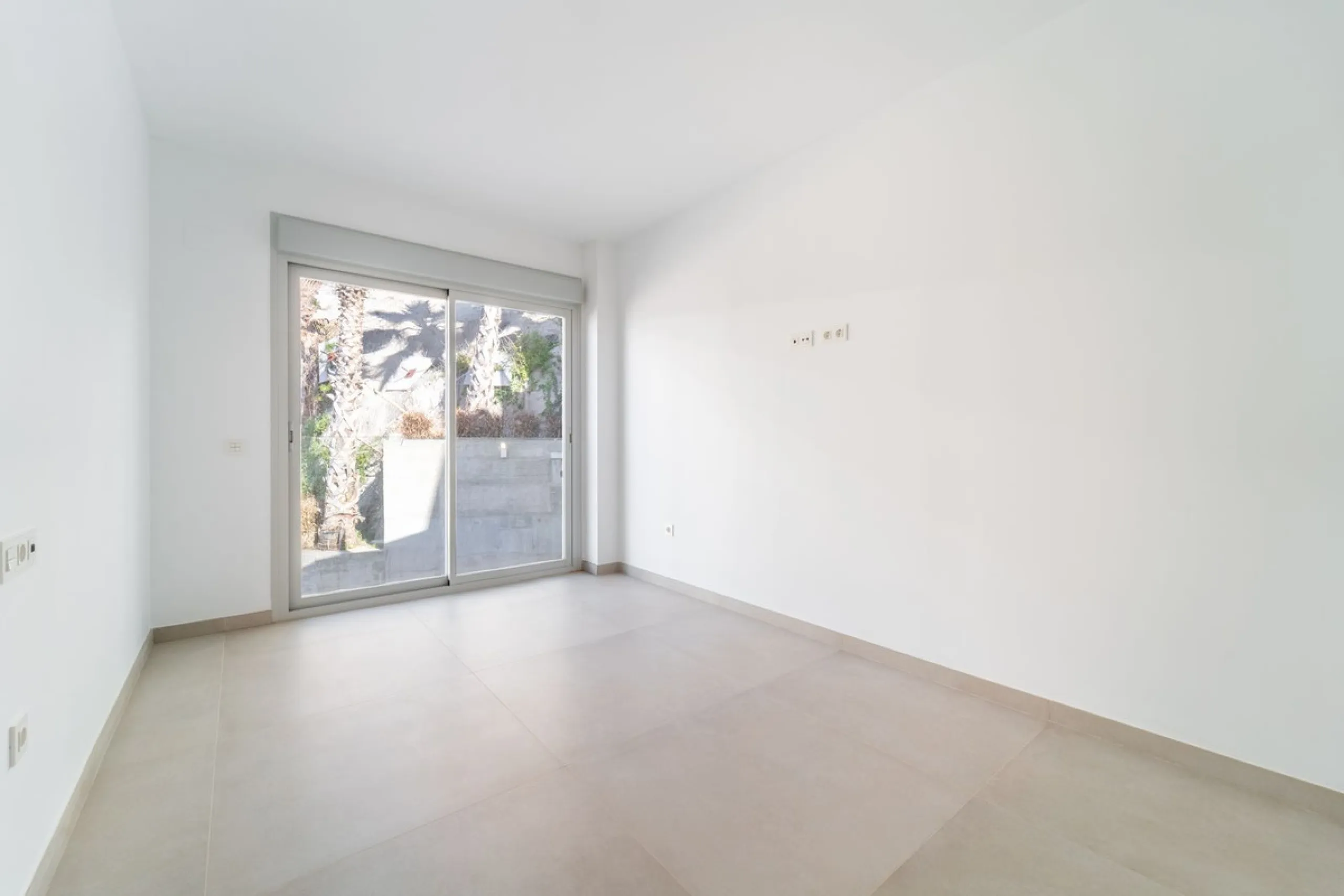 Brand new south facing penthouse duplex, located in the exclusive urbanization of Stupa Hills. The property consists of hall, 3 bedrooms with built-in wardrobes and electric blinds, bathroom and guest toilet, open plan kitchen fully furnished and equipped