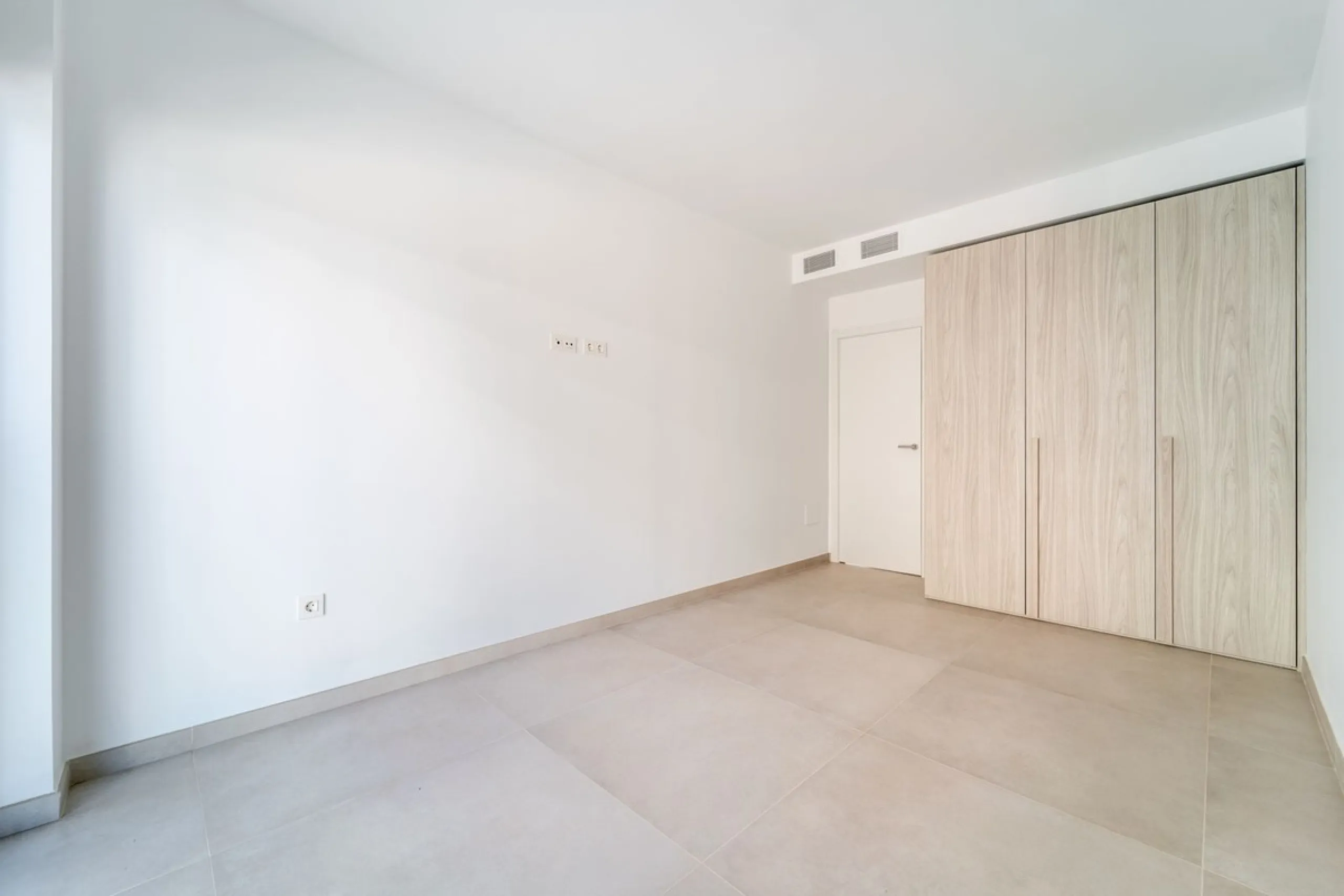 Brand new south facing penthouse duplex, located in the exclusive urbanization of Stupa Hills. The property consists of hall, 3 bedrooms with built-in wardrobes and electric blinds, bathroom and guest toilet, open plan kitchen fully furnished and equipped