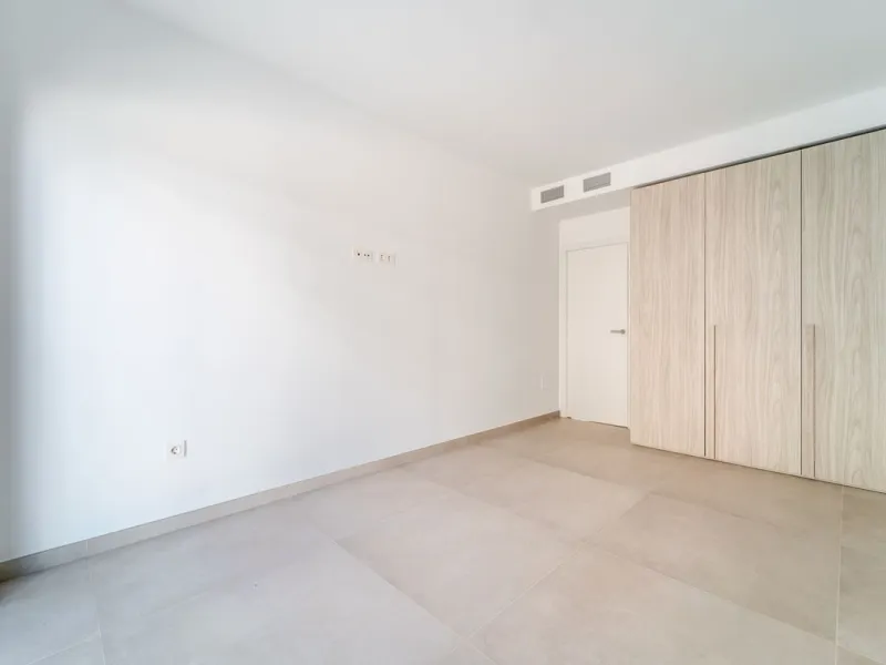 Brand new south facing penthouse duplex, located in the exclusive urbanization of Stupa Hills. The property consists of hall, 3 bedrooms with built-in wardrobes and electric blinds, bathroom and guest toilet, open plan kitchen fully furnished and equipped