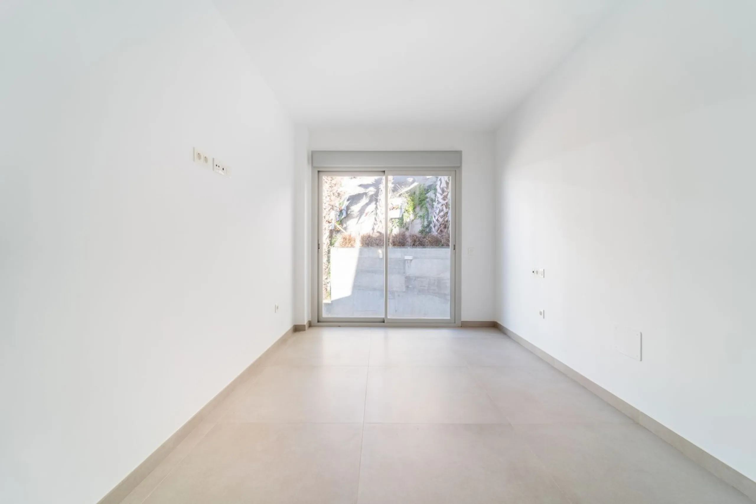 Brand new south facing penthouse duplex, located in the exclusive urbanization of Stupa Hills. The property consists of hall, 3 bedrooms with built-in wardrobes and electric blinds, bathroom and guest toilet, open plan kitchen fully furnished and equipped