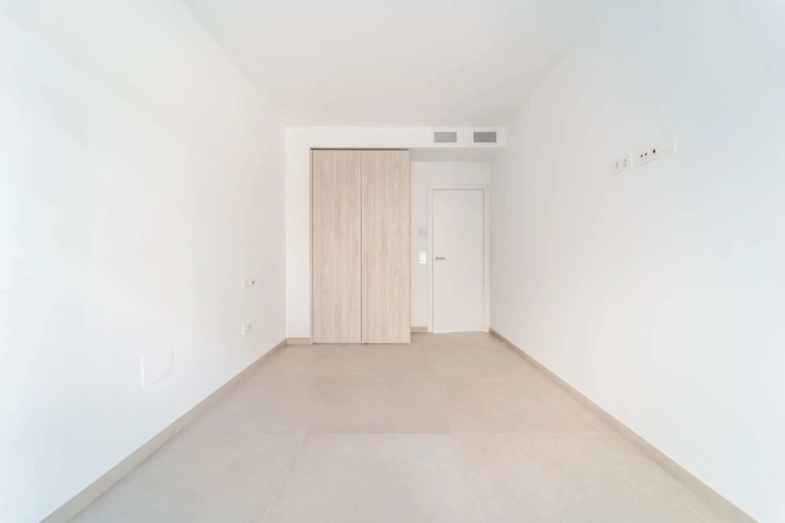 Brand new south facing penthouse duplex, located in the exclusive urbanization of Stupa Hills. The property consists of hall, 3 bedrooms with built-in wardrobes and electric blinds, bathroom and guest toilet, open plan kitchen fully furnished and equipped