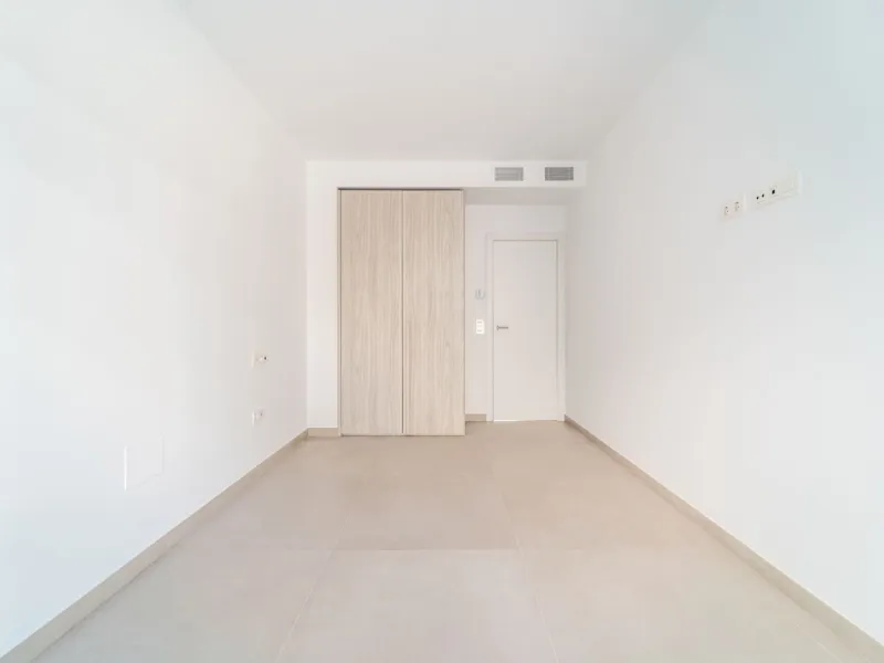 Brand new south facing penthouse duplex, located in the exclusive urbanization of Stupa Hills. The property consists of hall, 3 bedrooms with built-in wardrobes and electric blinds, bathroom and guest toilet, open plan kitchen fully furnished and equipped