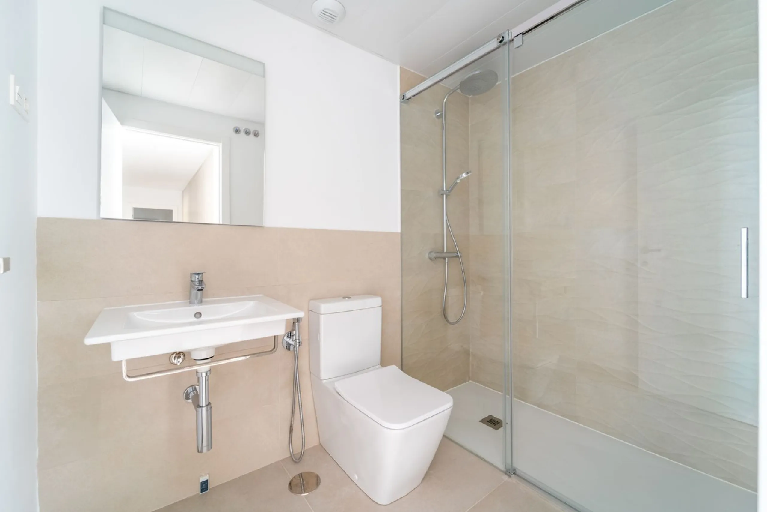 Brand new south facing penthouse duplex, located in the exclusive urbanization of Stupa Hills. The property consists of hall, 3 bedrooms with built-in wardrobes and electric blinds, bathroom and guest toilet, open plan kitchen fully furnished and equipped
