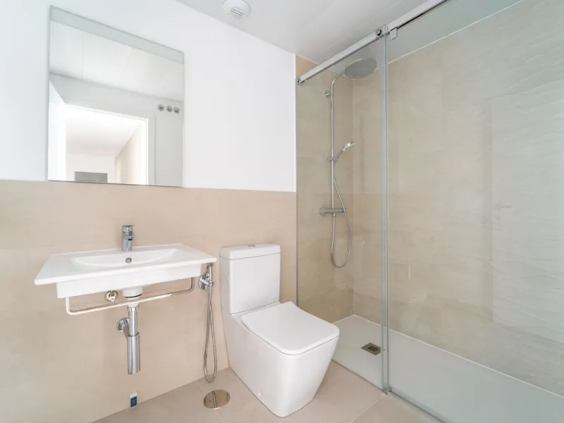 Brand new south facing penthouse duplex, located in the exclusive urbanization of Stupa Hills. The property consists of hall, 3 bedrooms with built-in wardrobes and electric blinds, bathroom and guest toilet, open plan kitchen fully furnished and equipped