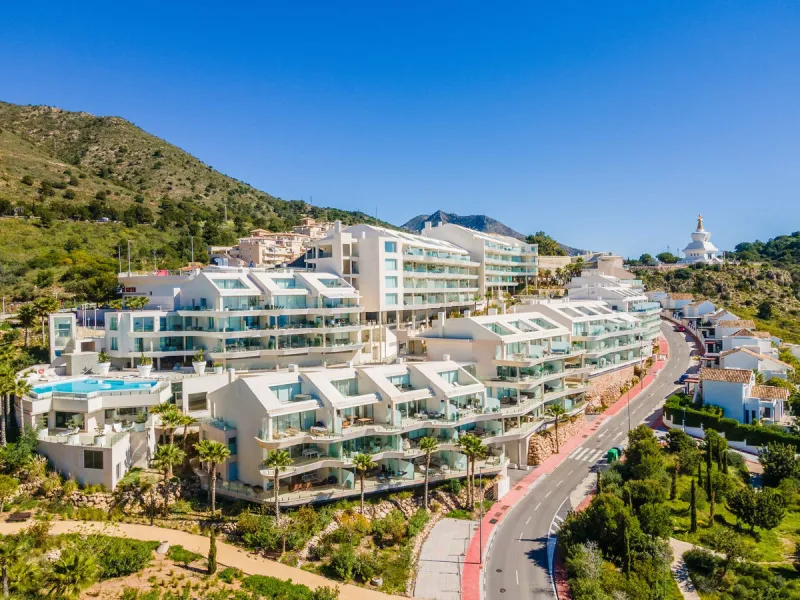 Brand new south facing penthouse duplex, located in the exclusive urbanization of Stupa Hills. The property consists of hall, 3 bedrooms with built-in wardrobes and electric blinds, bathroom and guest toilet, open plan kitchen fully furnished and equipped