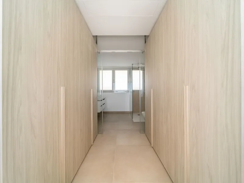 Brand new south facing penthouse duplex, located in the exclusive urbanization of Stupa Hills. The property consists of hall, 3 bedrooms with built-in wardrobes and electric blinds, bathroom and guest toilet, open plan kitchen fully furnished and equipped