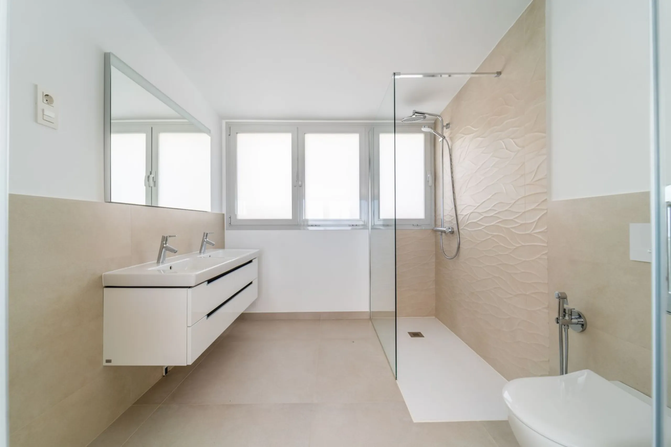 Brand new south facing penthouse duplex, located in the exclusive urbanization of Stupa Hills. The property consists of hall, 3 bedrooms with built-in wardrobes and electric blinds, bathroom and guest toilet, open plan kitchen fully furnished and equipped