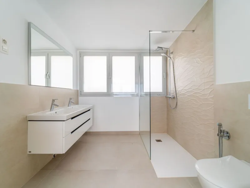 Brand new south facing penthouse duplex, located in the exclusive urbanization of Stupa Hills. The property consists of hall, 3 bedrooms with built-in wardrobes and electric blinds, bathroom and guest toilet, open plan kitchen fully furnished and equipped
