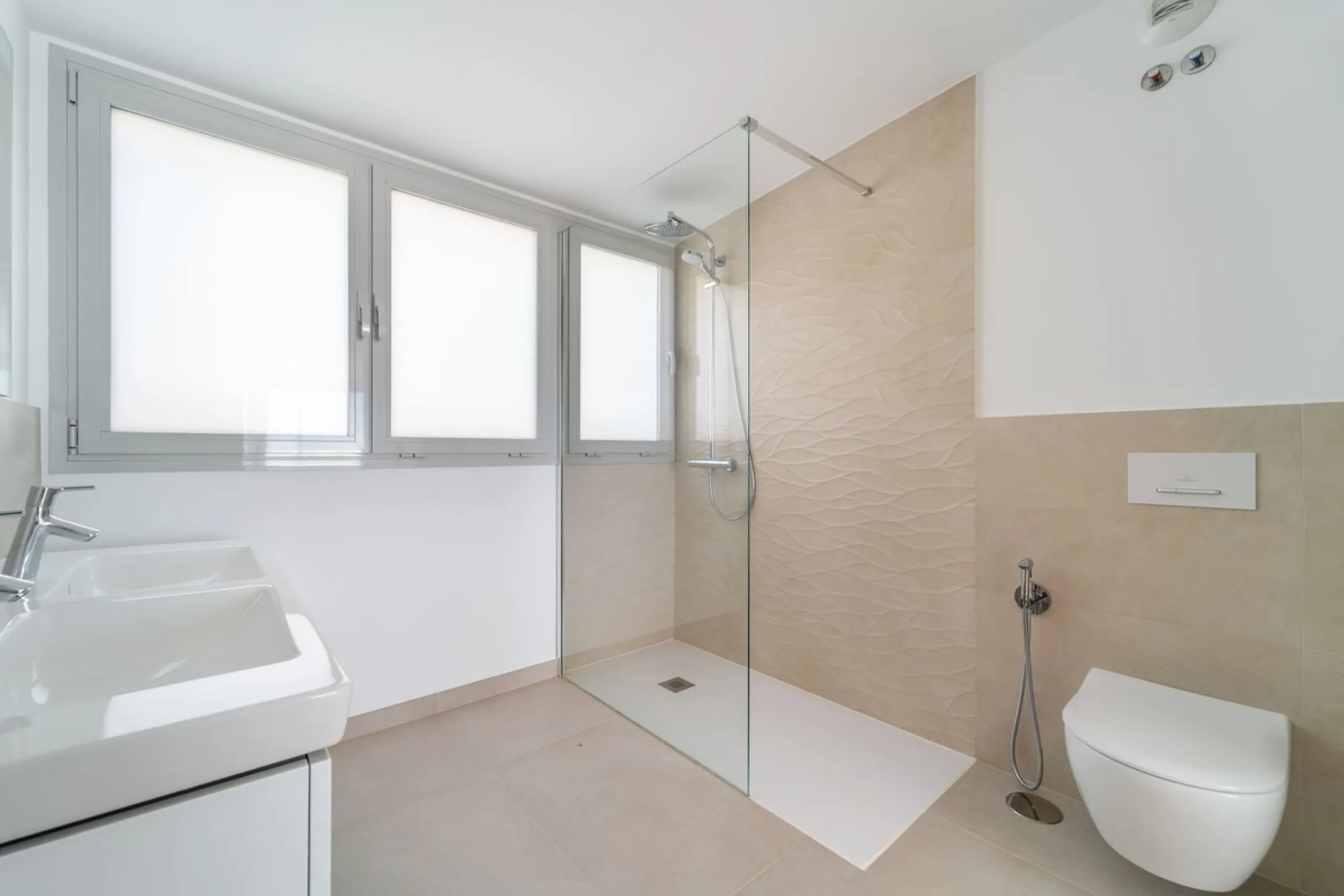 Brand new south facing penthouse duplex, located in the exclusive urbanization of Stupa Hills. The property consists of hall, 3 bedrooms with built-in wardrobes and electric blinds, bathroom and guest toilet, open plan kitchen fully furnished and equipped