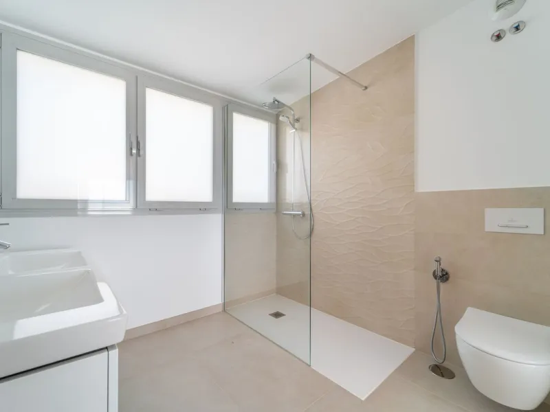 Brand new south facing penthouse duplex, located in the exclusive urbanization of Stupa Hills. The property consists of hall, 3 bedrooms with built-in wardrobes and electric blinds, bathroom and guest toilet, open plan kitchen fully furnished and equipped