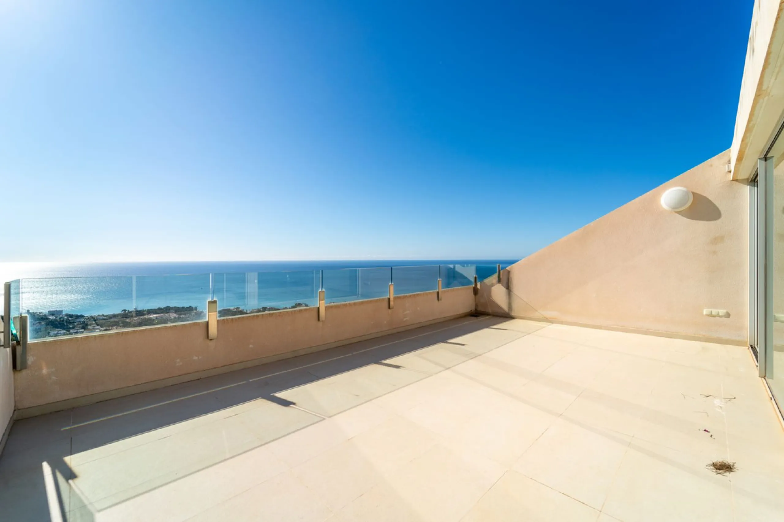 Brand new south facing penthouse duplex, located in the exclusive urbanization of Stupa Hills. The property consists of hall, 3 bedrooms with built-in wardrobes and electric blinds, bathroom and guest toilet, open plan kitchen fully furnished and equipped