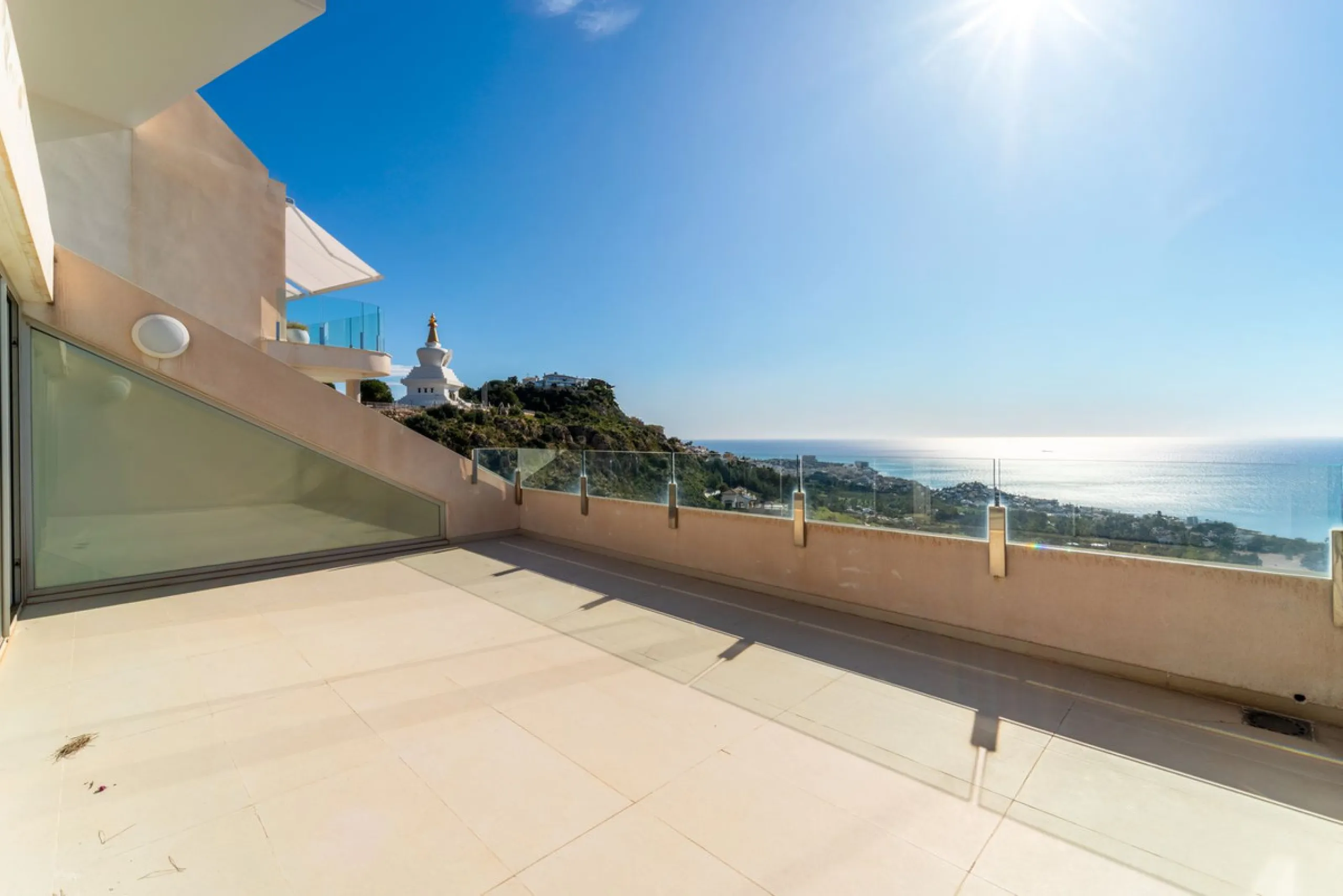 Brand new south facing penthouse duplex, located in the exclusive urbanization of Stupa Hills. The property consists of hall, 3 bedrooms with built-in wardrobes and electric blinds, bathroom and guest toilet, open plan kitchen fully furnished and equipped