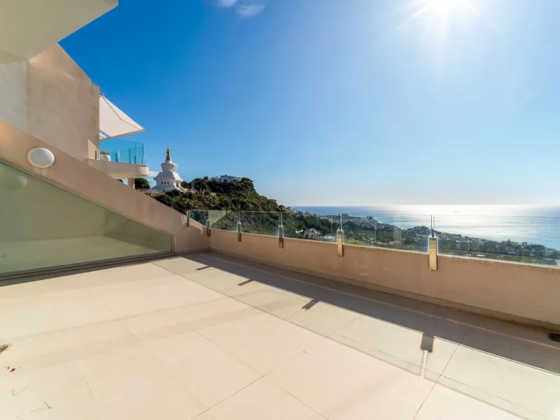 Brand new south facing penthouse duplex, located in the exclusive urbanization of Stupa Hills. The property consists of hall, 3 bedrooms with built-in wardrobes and electric blinds, bathroom and guest toilet, open plan kitchen fully furnished and equipped