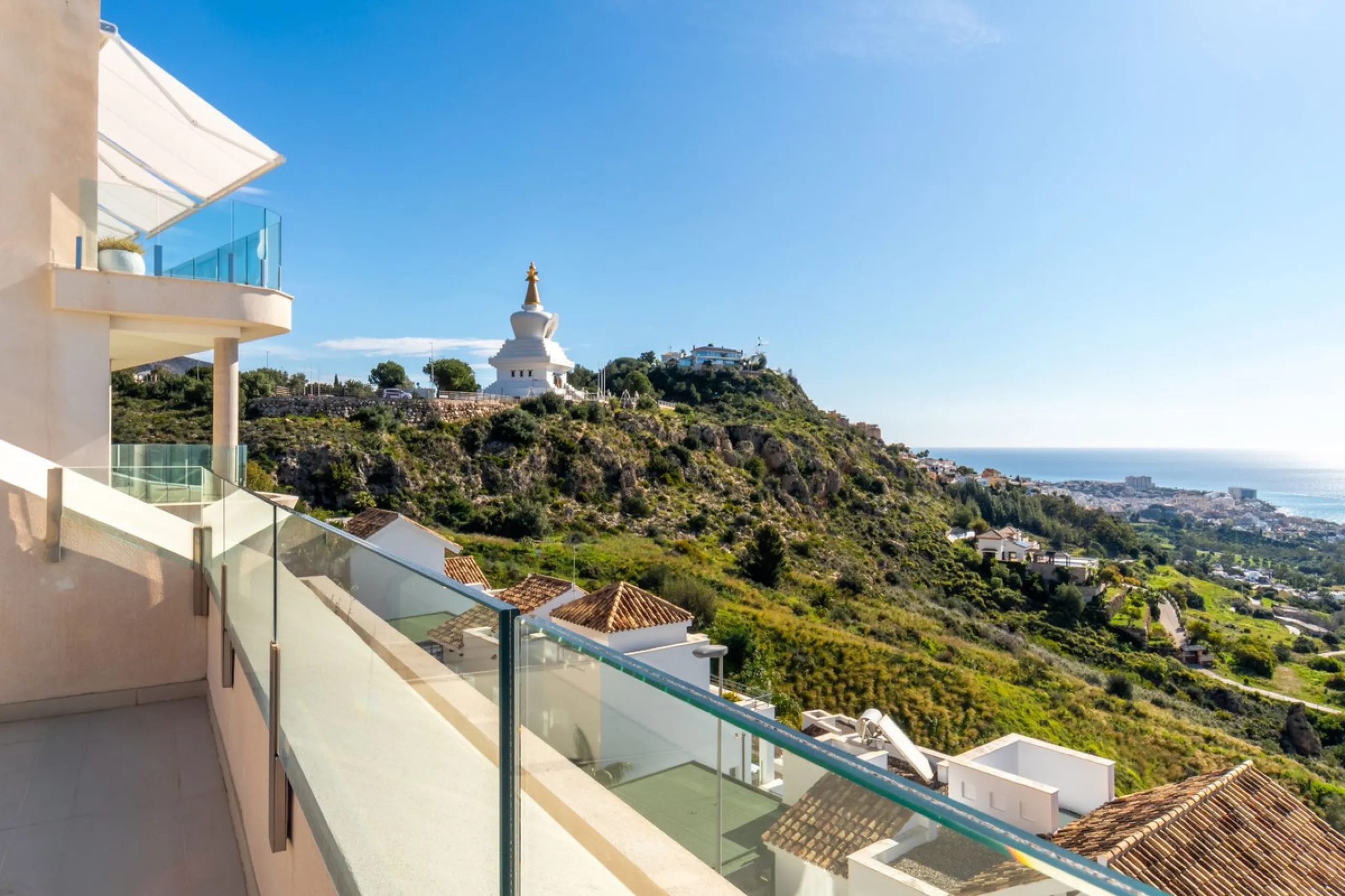 Brand new south facing penthouse duplex, located in the exclusive urbanization of Stupa Hills. The property consists of hall, 3 bedrooms with built-in wardrobes and electric blinds, bathroom and guest toilet, open plan kitchen fully furnished and equipped