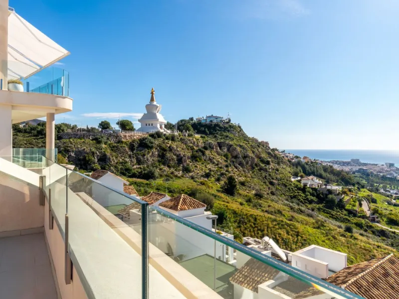 Brand new south facing penthouse duplex, located in the exclusive urbanization of Stupa Hills. The property consists of hall, 3 bedrooms with built-in wardrobes and electric blinds, bathroom and guest toilet, open plan kitchen fully furnished and equipped