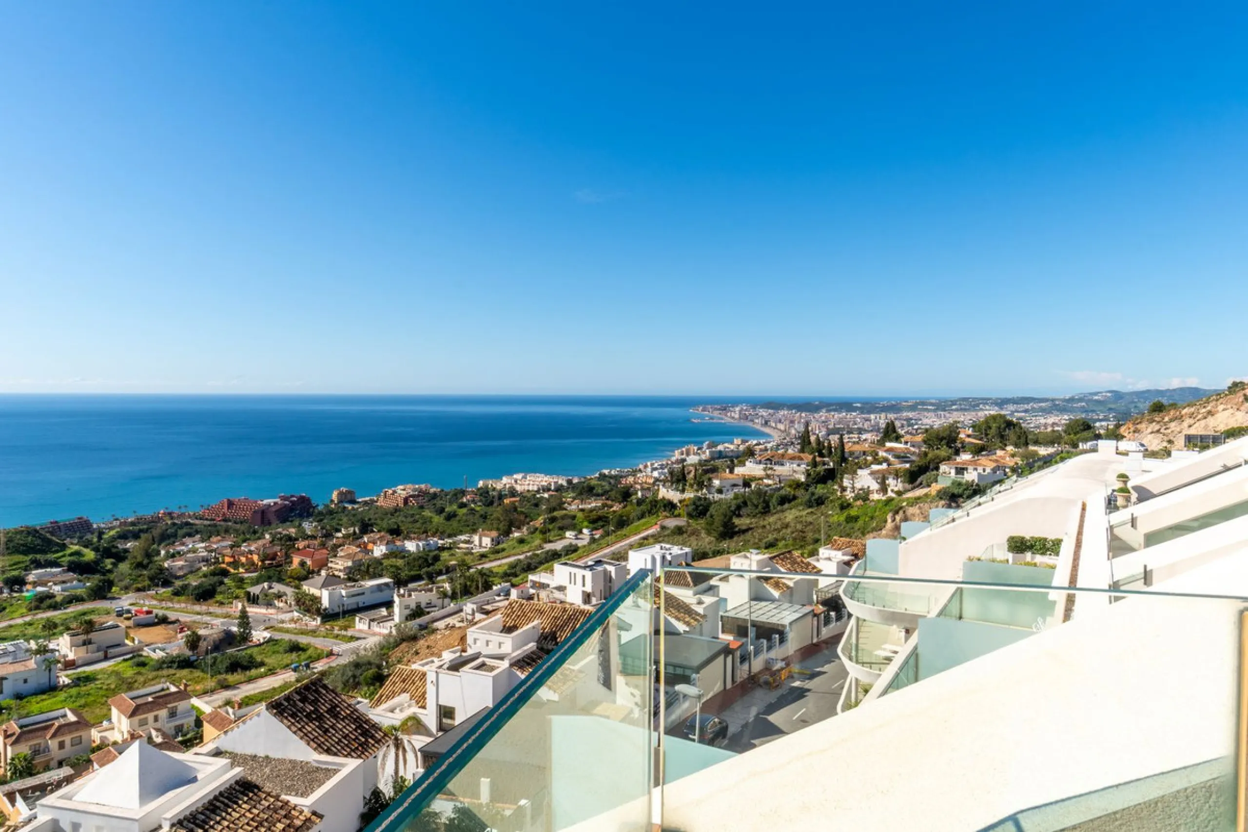 Brand new south facing penthouse duplex, located in the exclusive urbanization of Stupa Hills. The property consists of hall, 3 bedrooms with built-in wardrobes and electric blinds, bathroom and guest toilet, open plan kitchen fully furnished and equipped