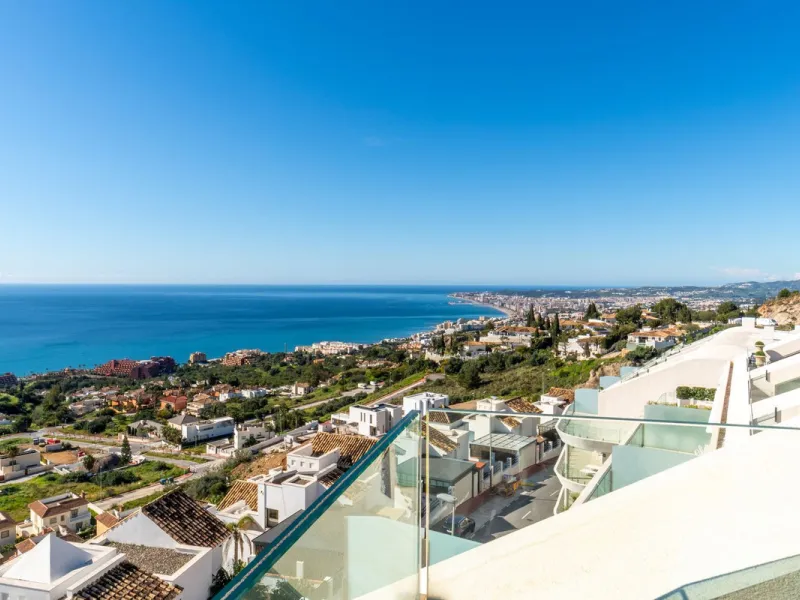 Brand new south facing penthouse duplex, located in the exclusive urbanization of Stupa Hills. The property consists of hall, 3 bedrooms with built-in wardrobes and electric blinds, bathroom and guest toilet, open plan kitchen fully furnished and equipped
