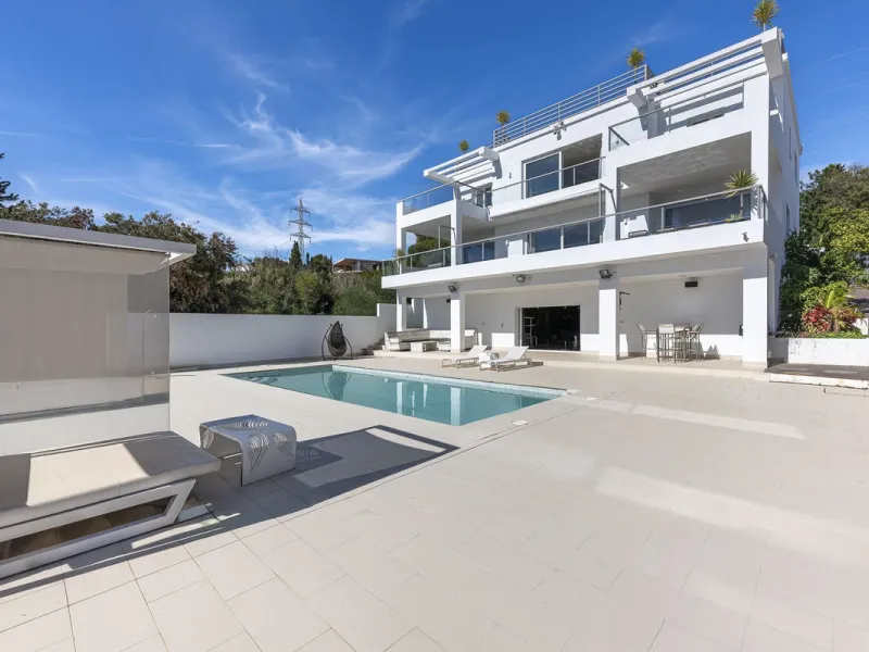 Fabulous private villa with frontal sea views.