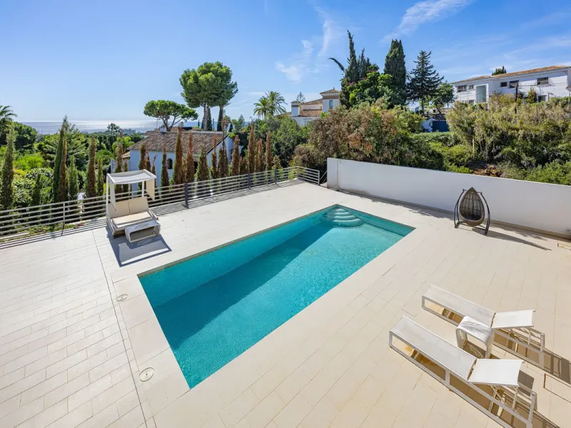 Fabulous private villa with frontal sea views.