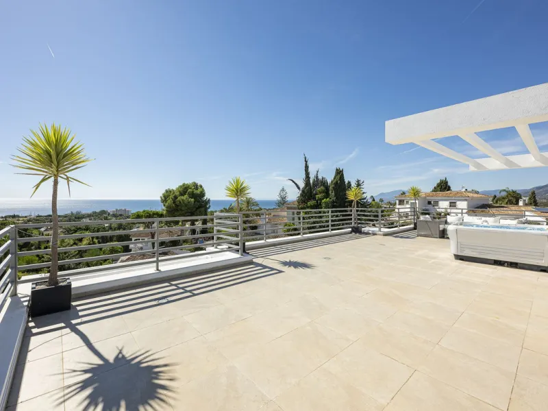 Fabulous private villa with frontal sea views.
