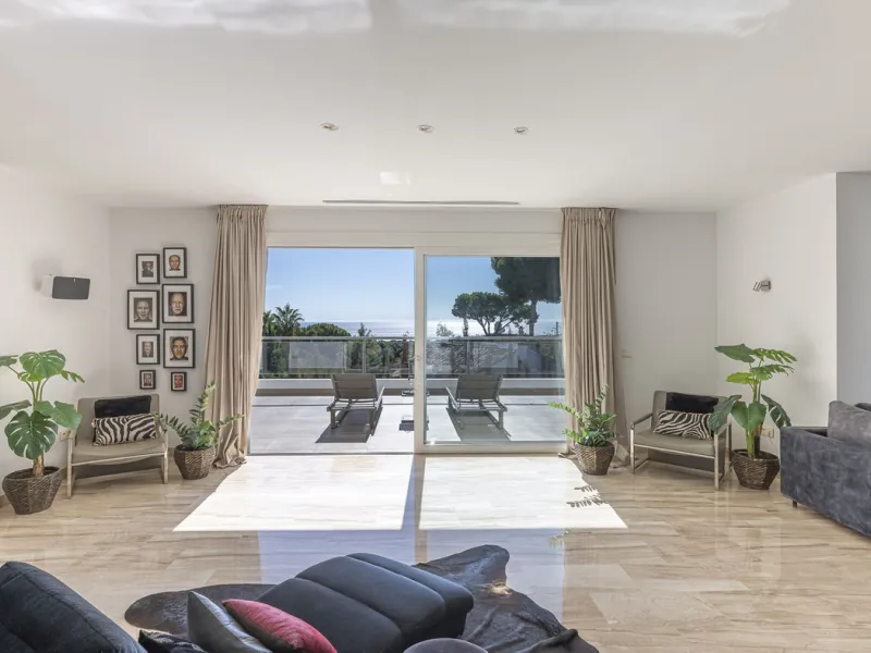 Fabulous private villa with frontal sea views.