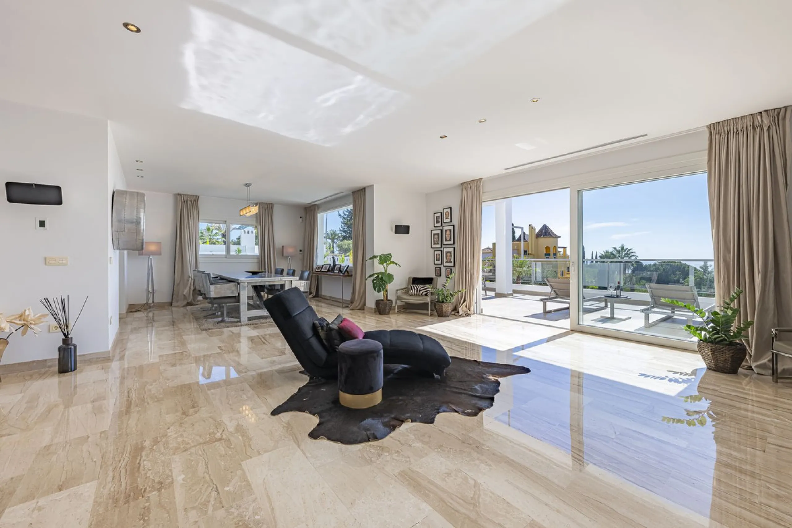 Fabulous private villa with frontal sea views.