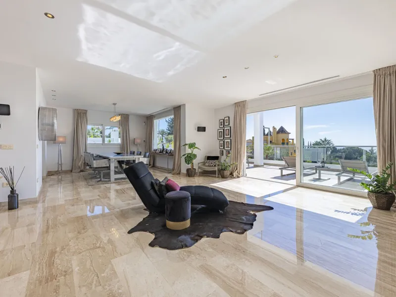 Fabulous private villa with frontal sea views.