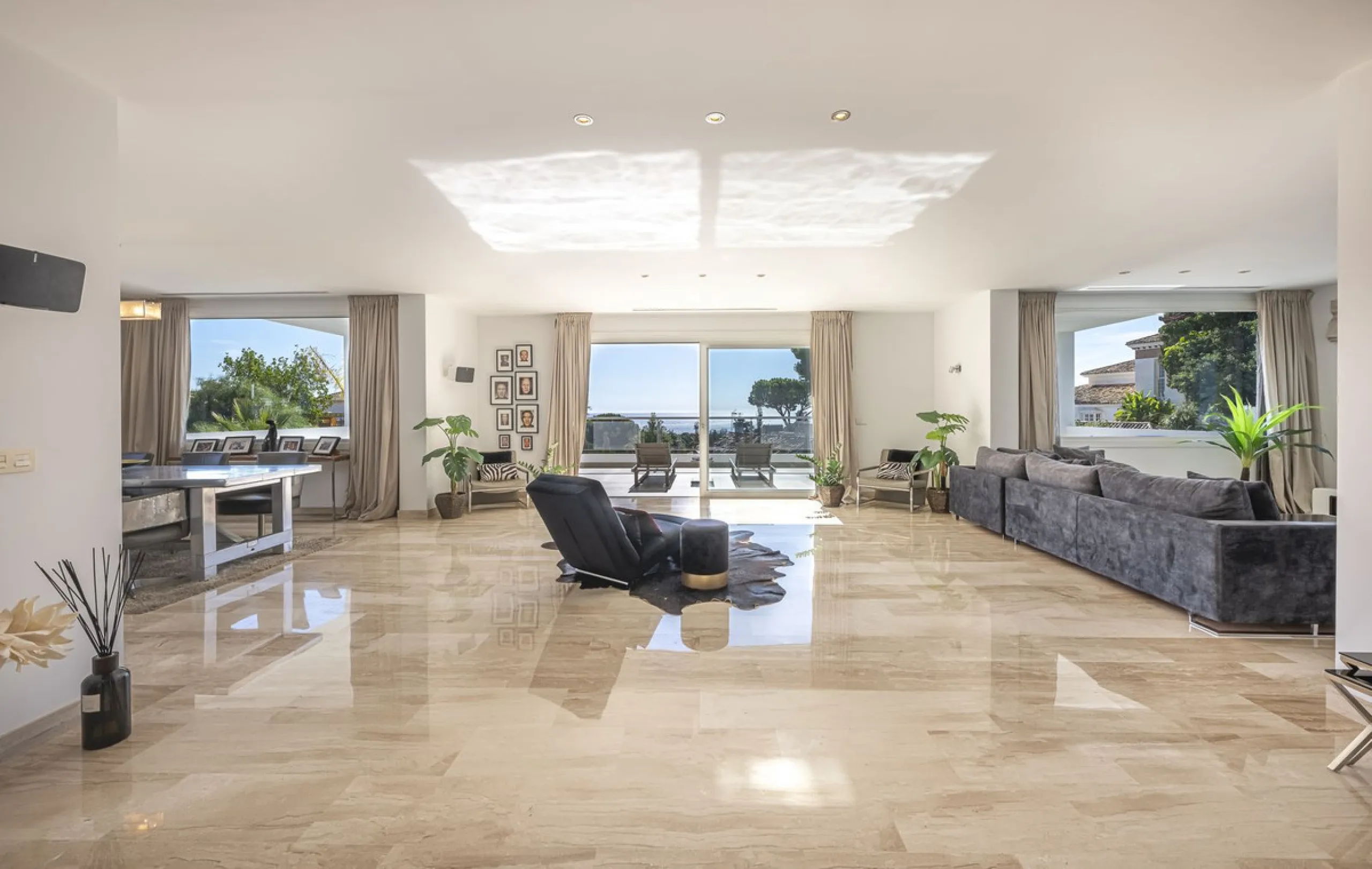 Fabulous private villa with frontal sea views.