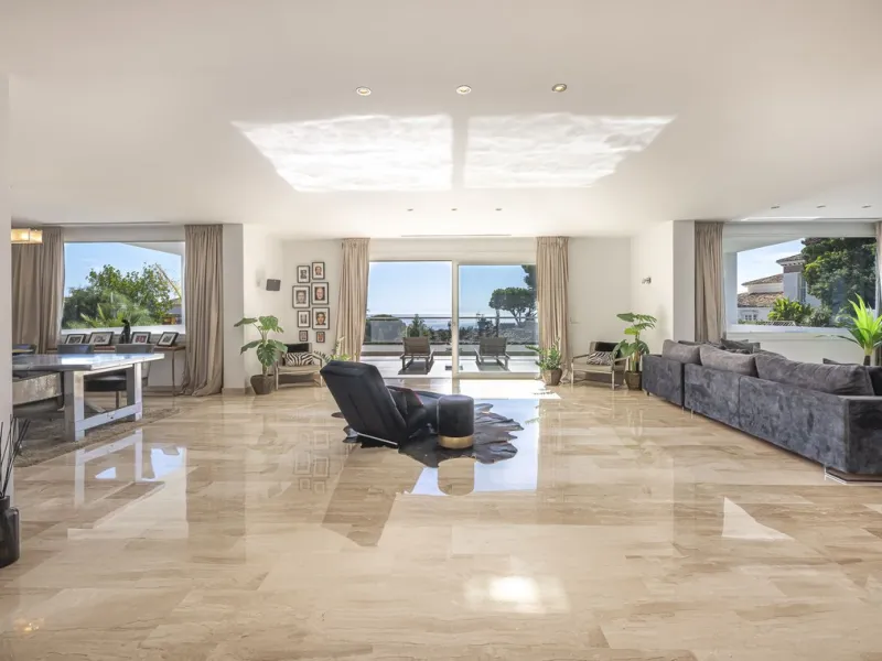 Fabulous private villa with frontal sea views.