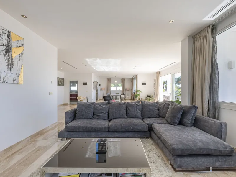 Fabulous private villa with frontal sea views.