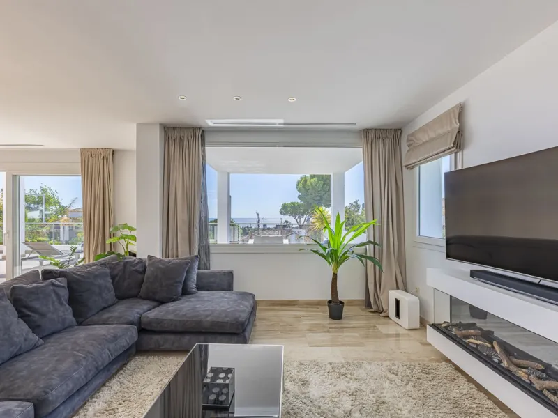 Fabulous private villa with frontal sea views.