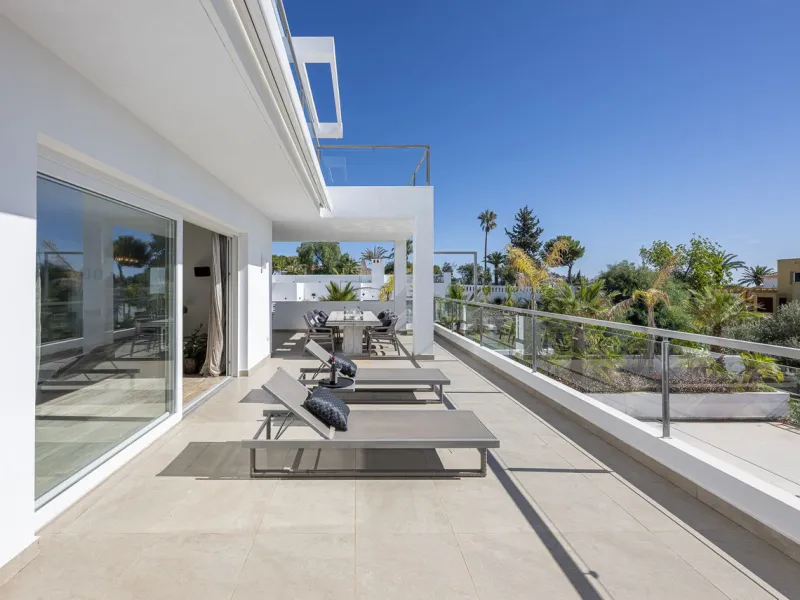 Fabulous private villa with frontal sea views.