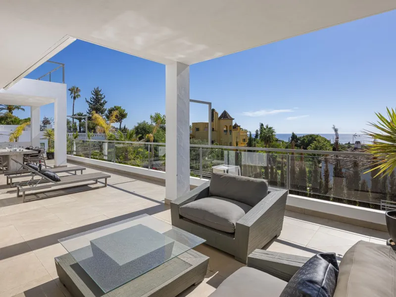Fabulous private villa with frontal sea views.