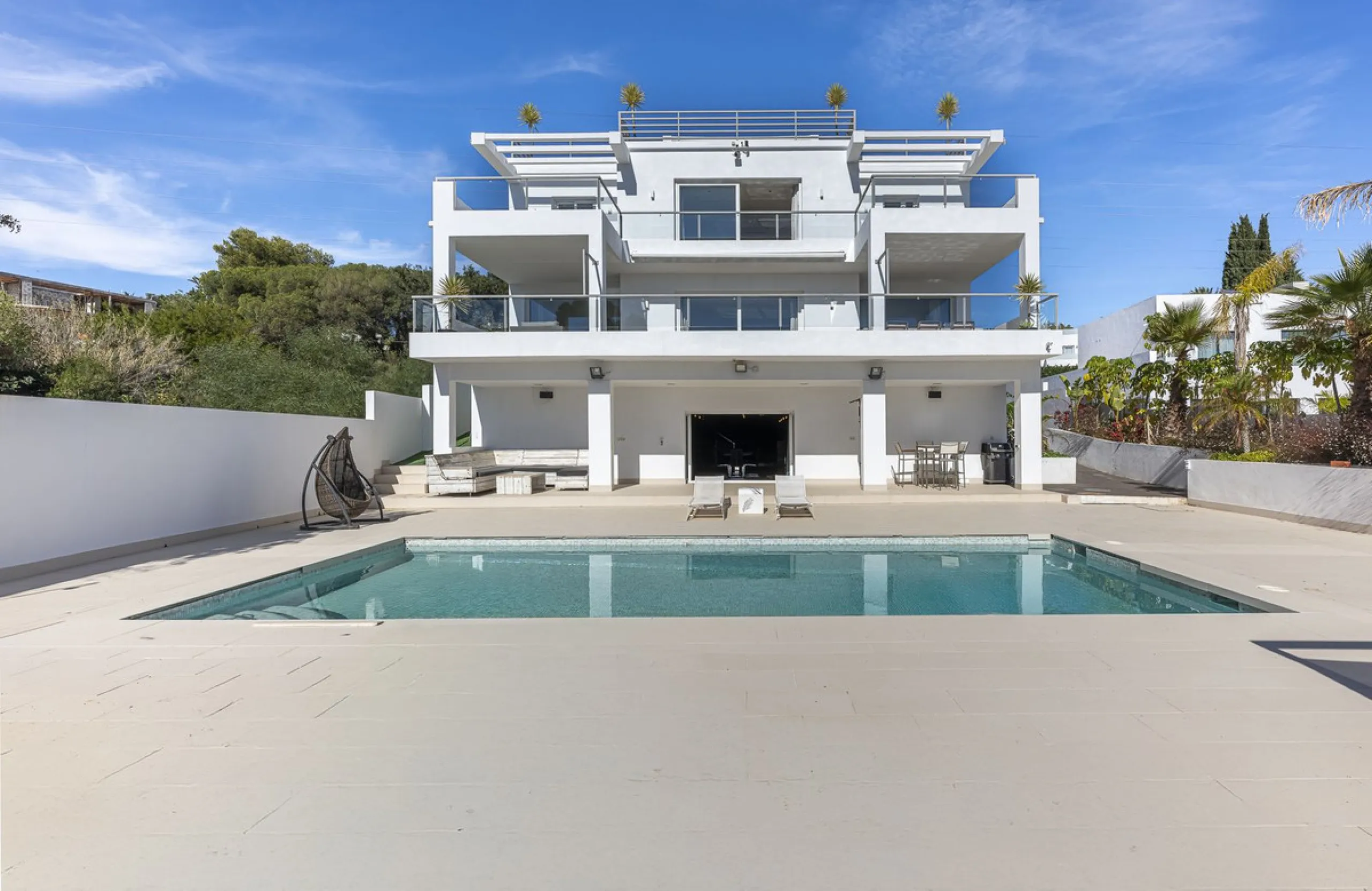 Fabulous private villa with frontal sea views.