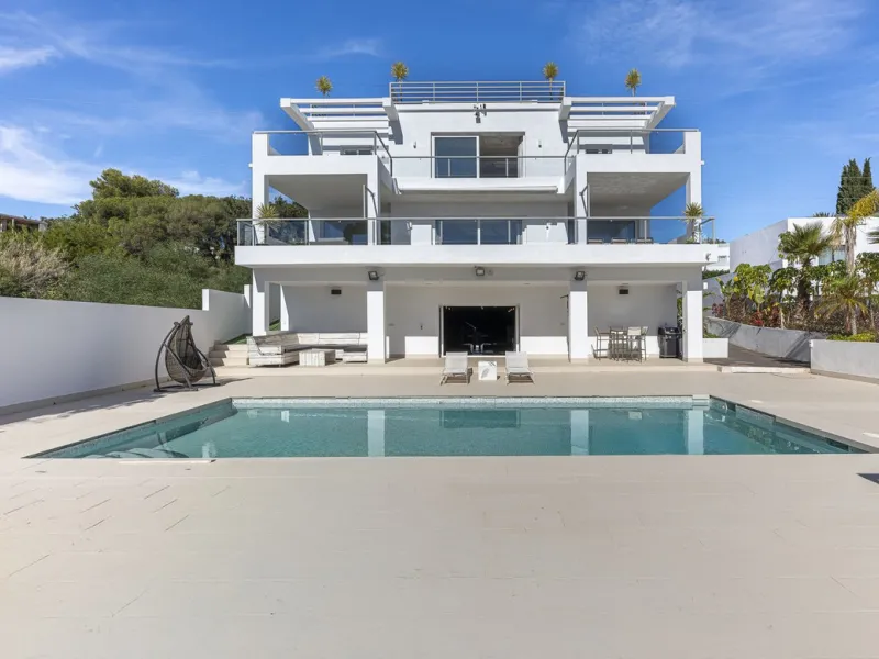 Fabulous private villa with frontal sea views.