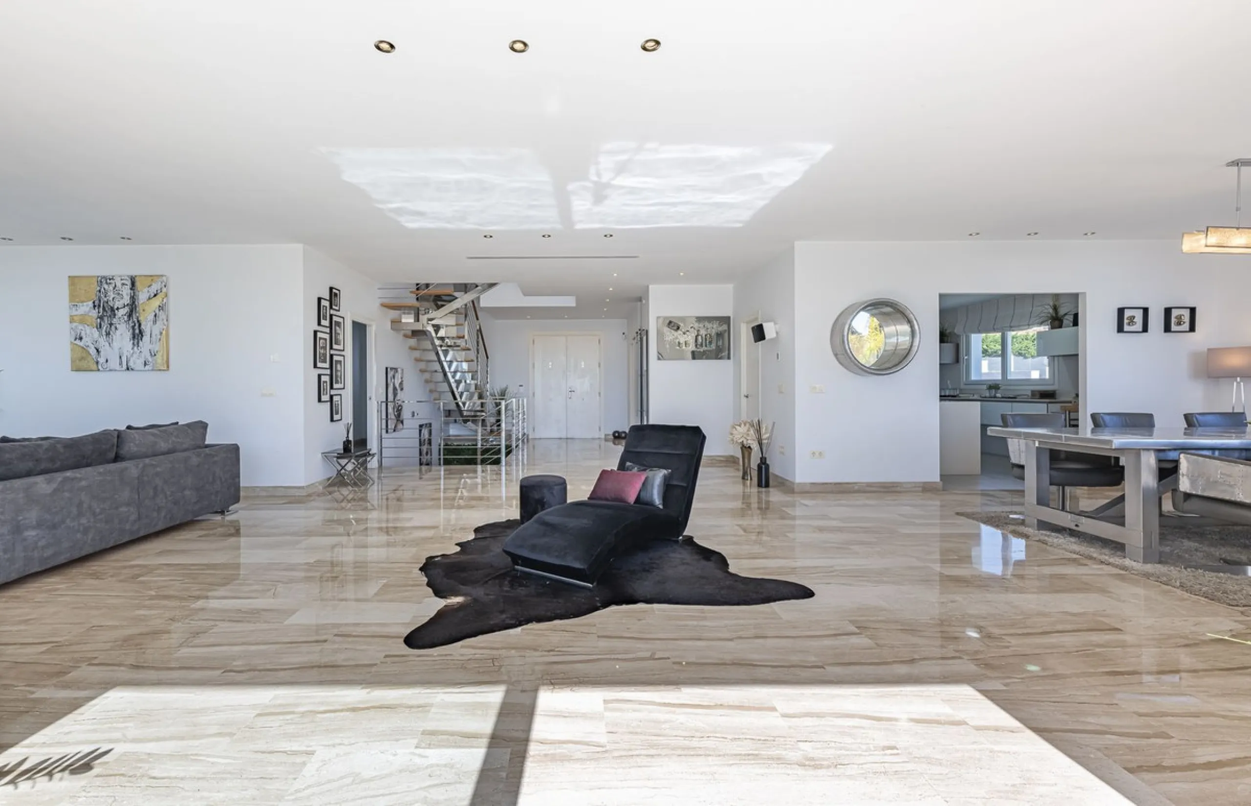Fabulous private villa with frontal sea views.