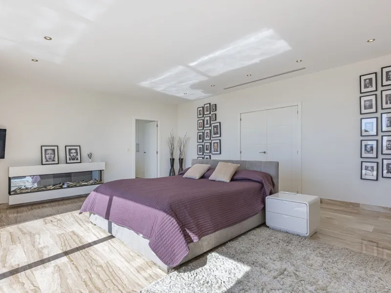 Fabulous private villa with frontal sea views.