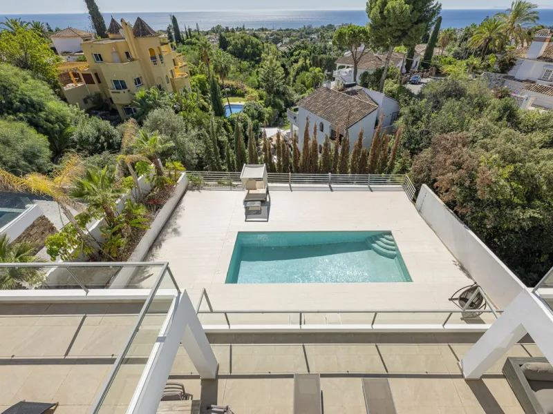 Fabulous private villa with frontal sea views.