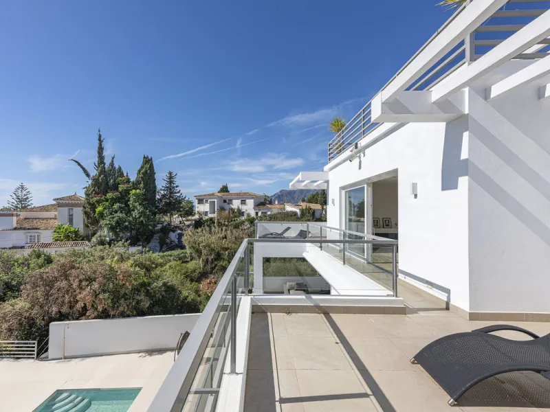 Fabulous private villa with frontal sea views.