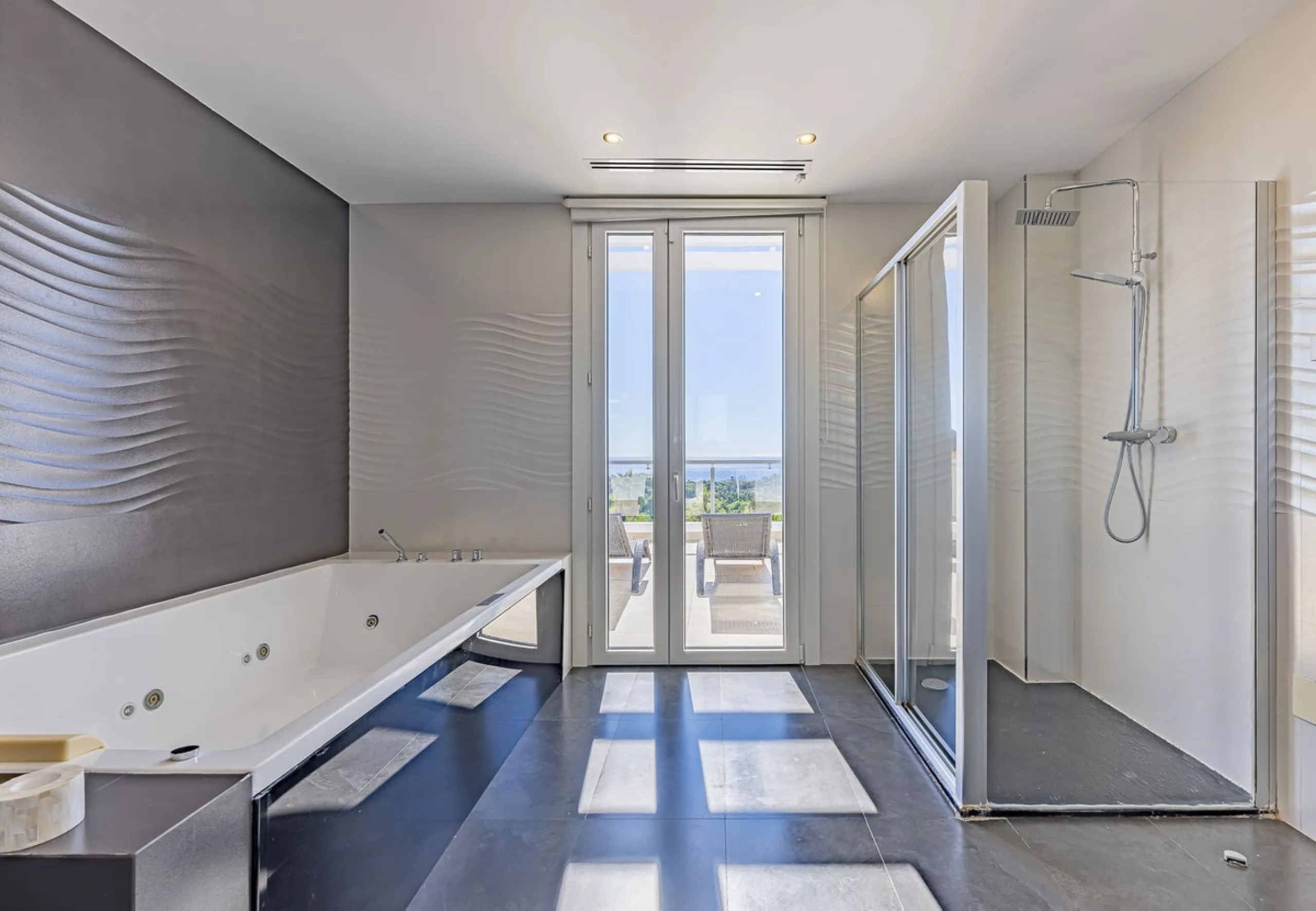 Fabulous private villa with frontal sea views.