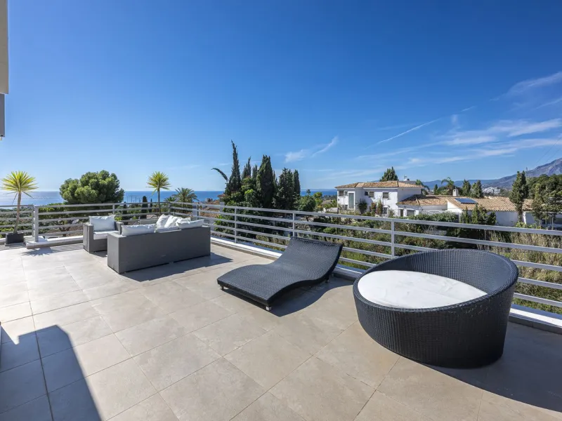 Fabulous private villa with frontal sea views.
