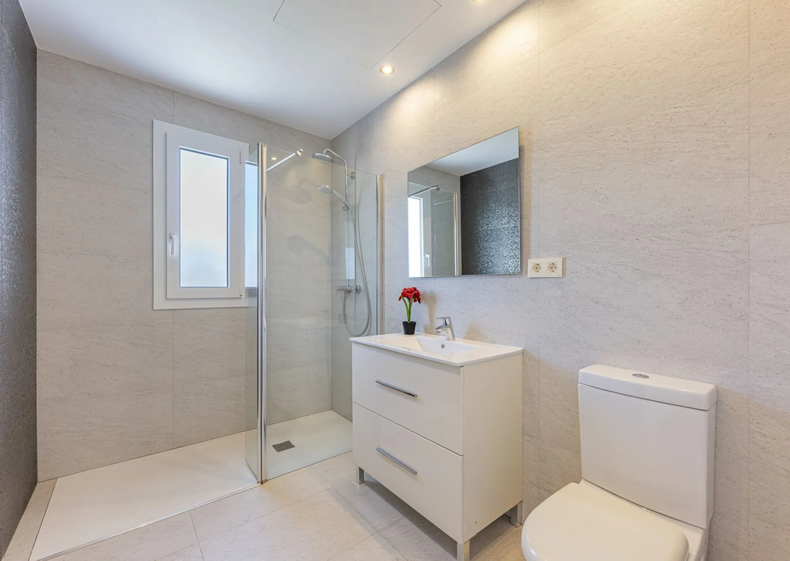 Fabulous private villa with frontal sea views.