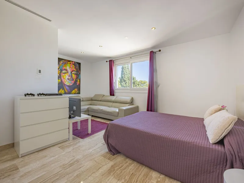Fabulous private villa with frontal sea views.