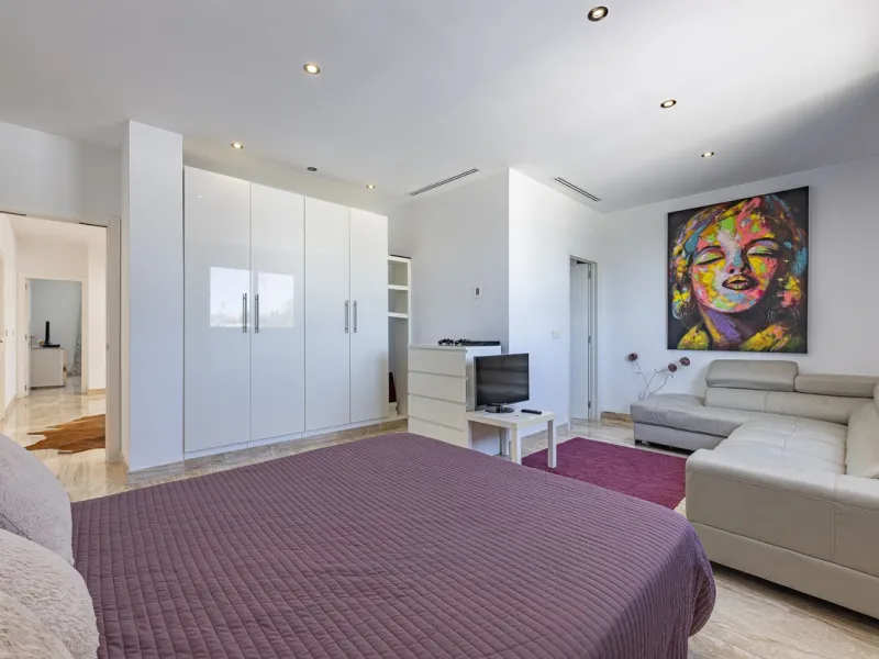 Fabulous private villa with frontal sea views.