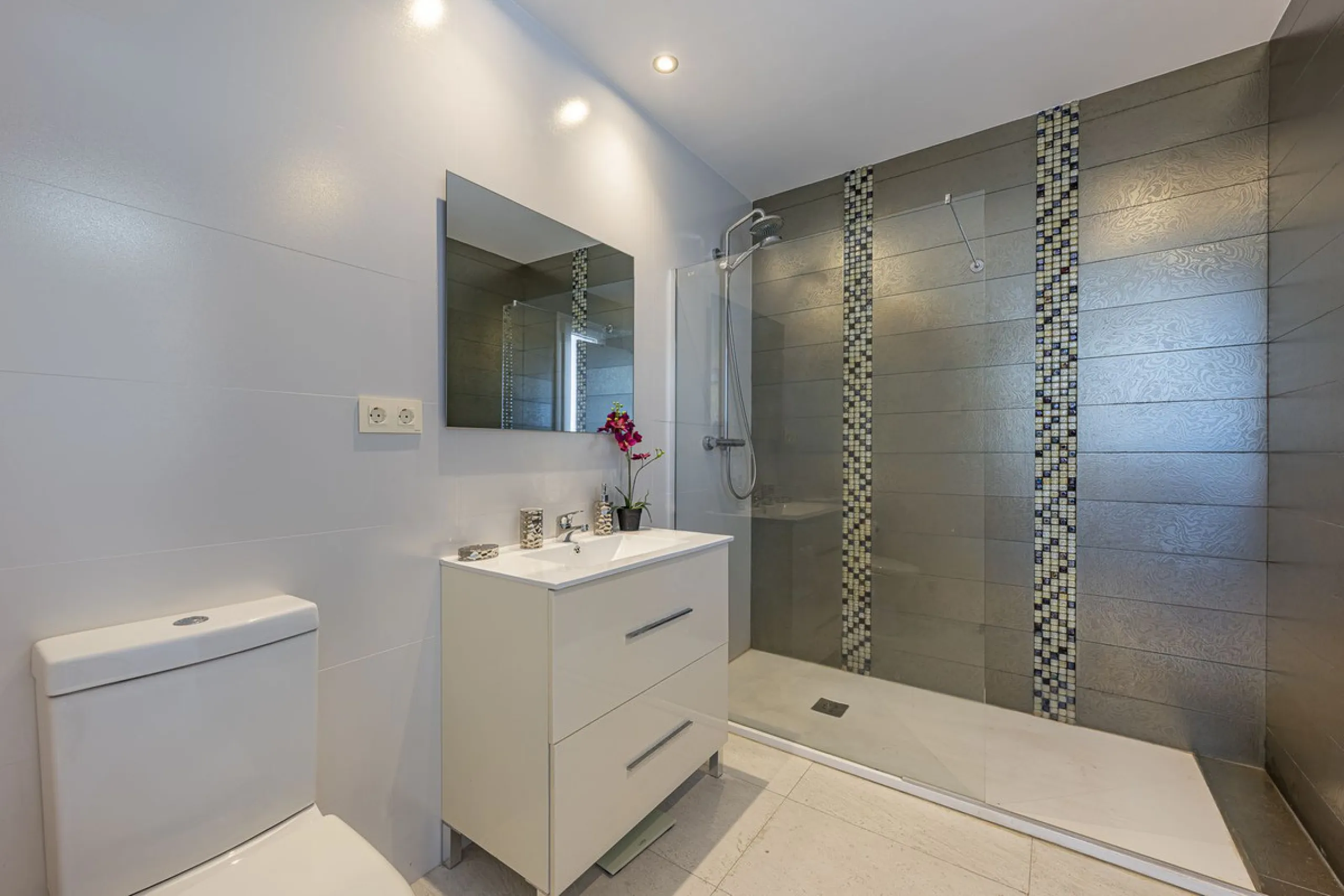 Fabulous private villa with frontal sea views.